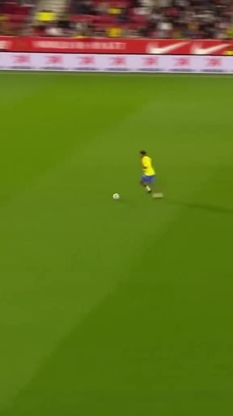 45歲還開(kāi)掛！小羅再現(xiàn)牛尾巴過(guò)人，微笑單挑門(mén)將輕松打進(jìn)